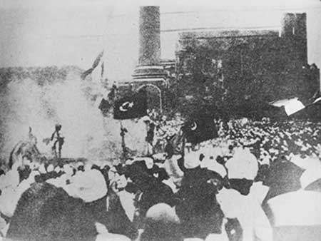 Burning of foreign clothes as part of the Congress programme during the Non-Cooparation Movement at Mumbai.jpg